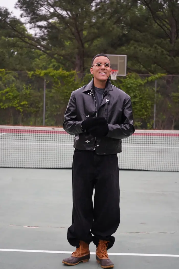 ALECARBAZZY en una cancha de tenis, chaqueta de cuero negra